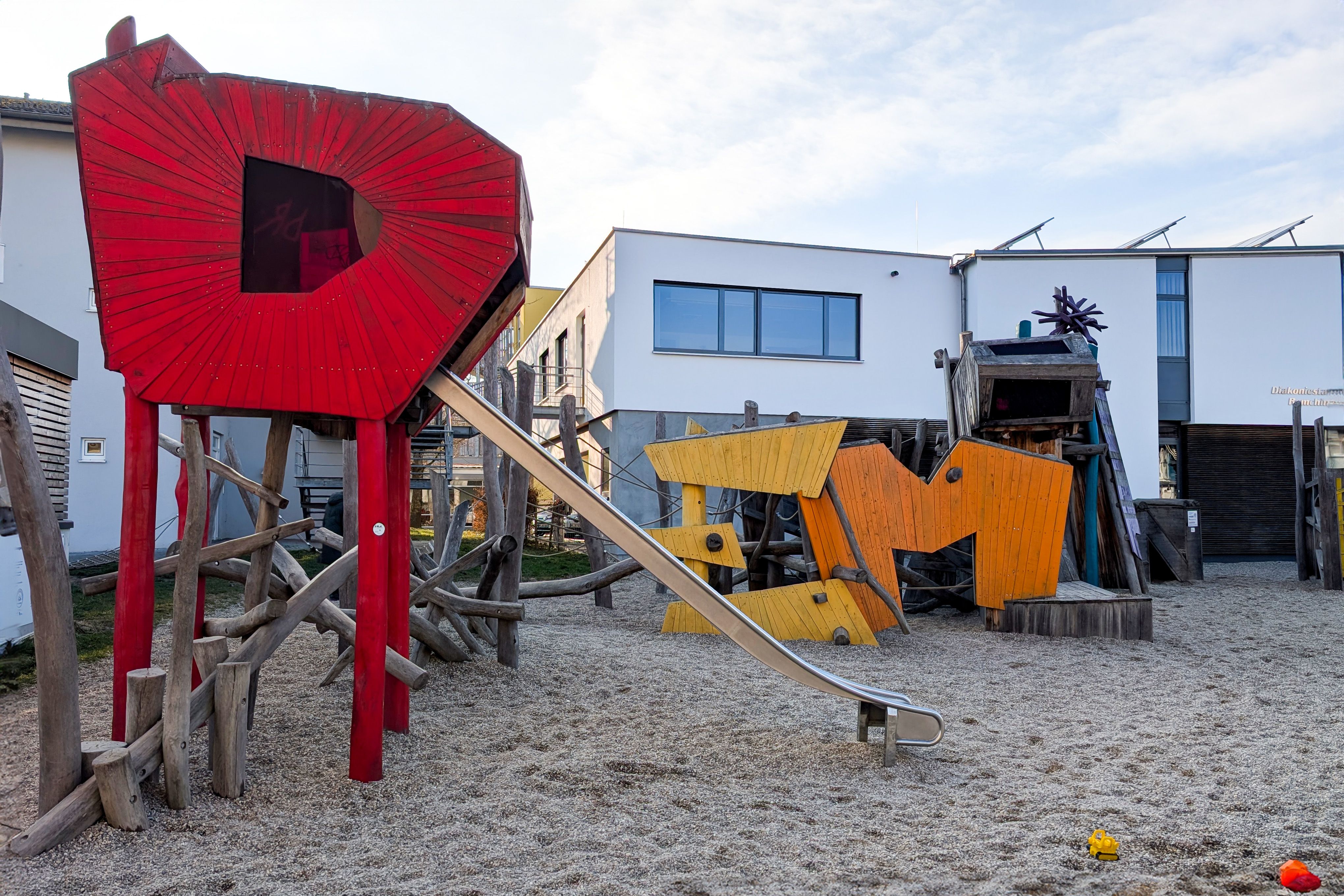 Buchstabenspielplatz Rathaus; (c) Gemeinde Remchingen; Alina Di Sannio